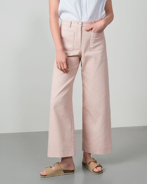 High-waisted flared jeans with pockets