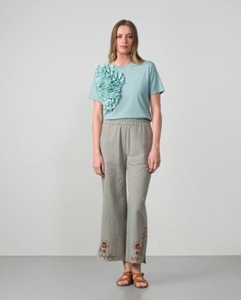 Gingham check with an elastic waistband and embroideerd hem