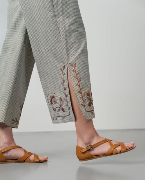Pantalón de cuadro vichy con cintura elástica y bordado en el bajo
