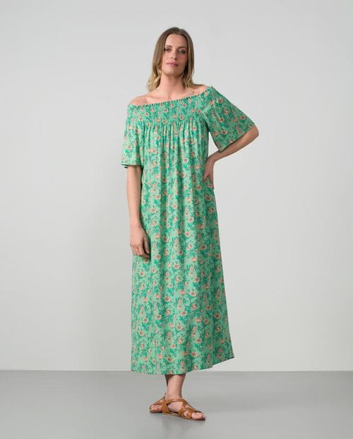 Vestido largo estampado con hombros al descubierto y nido de abeja