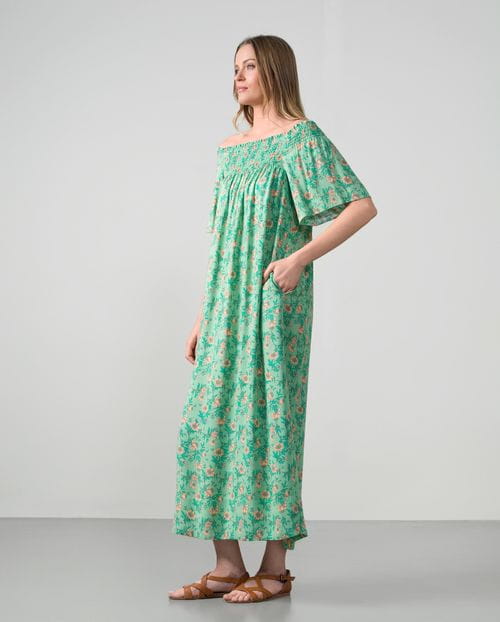 Vestido largo estampado con hombros al descubierto y nido de abeja