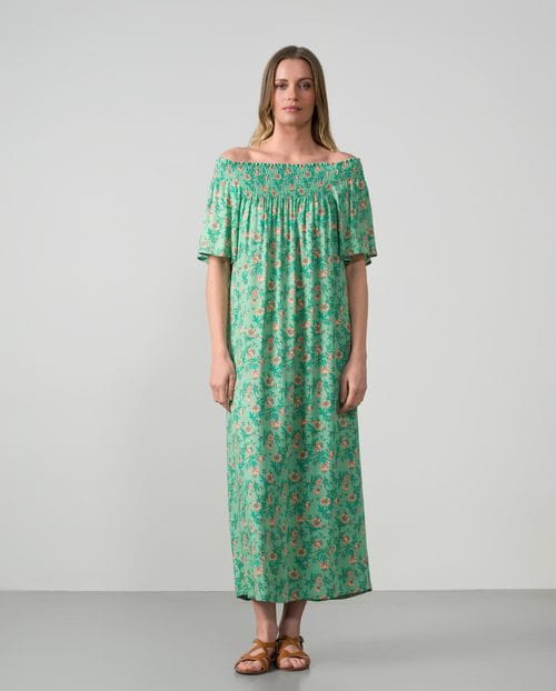 Vestido largo estampado con hombros al descubierto y nido de abeja