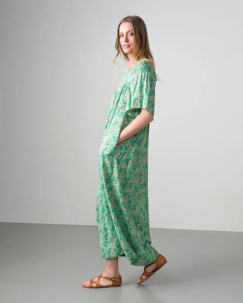 Vestido largo estampado con hombros al descubierto y nido de abeja