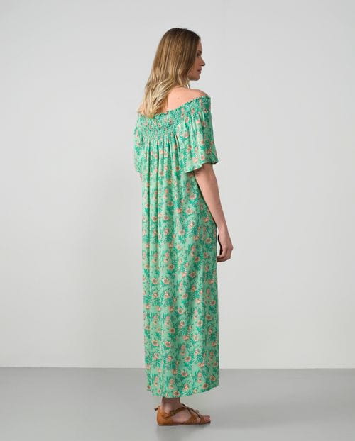 Vestido largo estampado con hombros al descubierto y nido de abeja