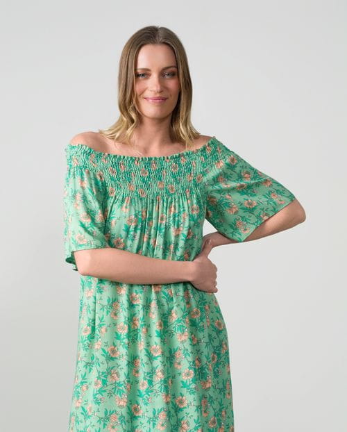 Vestido largo estampado con hombros al descubierto y nido de abeja